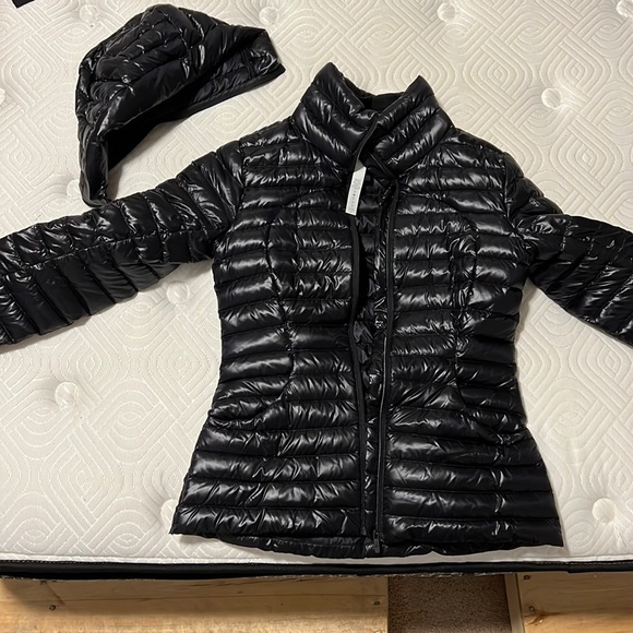 Iululemon jacket with hood - Picture 1 of 1
